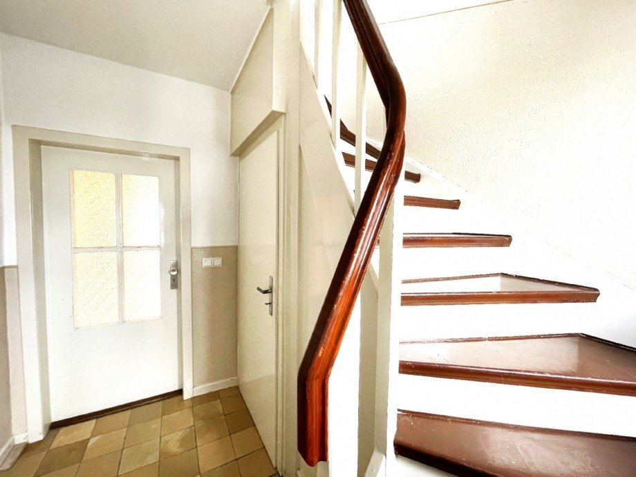 Treppenhaus im Eingangsbereich Zweifamilienhaus Hattingen