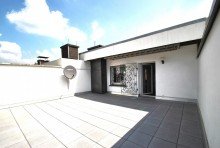 Dachterrasse mit Wohnungseingang Attraktives Raumwunder mit Balkon, Dachterrasse und Garten