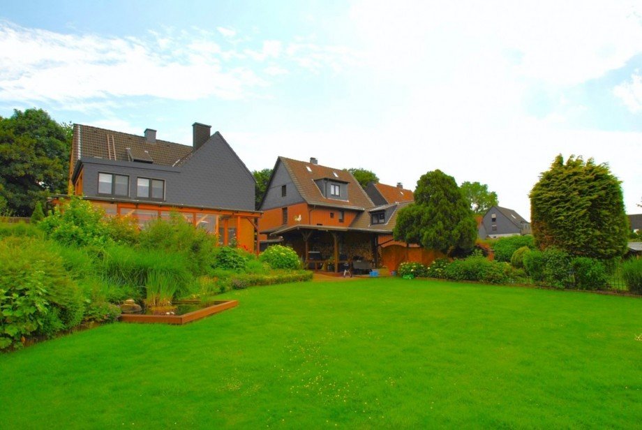 Gartenseite mit Hausansicht Mehrfamilienhaus Bochum
