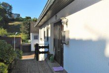 Seitlicher Hauseingang Bitte sehr: Eigentumswohnung in Hattingen mit Balkon, Terrasse und Garten, Garage und Kamin!