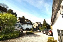 Stra�enansicht Multitalent in Waldrandlage Wuppertal-Laaken/Eschensiepen, EFH im Bungalowstil mit Einliegerwohnung