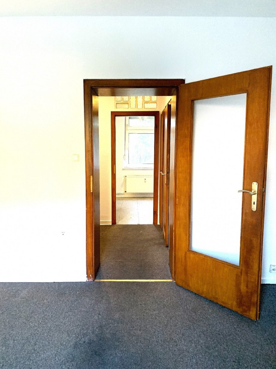 Zimmer und Diele im Erdgeschoss Mehrfamilienhaus Bochum