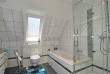 Wanne und Dusche Bitte sehr: Eigentumswohnung in Hattingen mit Balkon, Terrasse und Garten, Garage und Kamin!