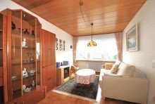 Zimmer im Obergeschoss Attraktives Raumwunder mit Balkon, Dachterrasse und Garten
