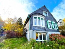 Frontansicht mit PKW-Stellplatz Hammesberg - idyllisches Einfamilienhaus mit besten Aussichten und Wintergarten-Wow-Effekt