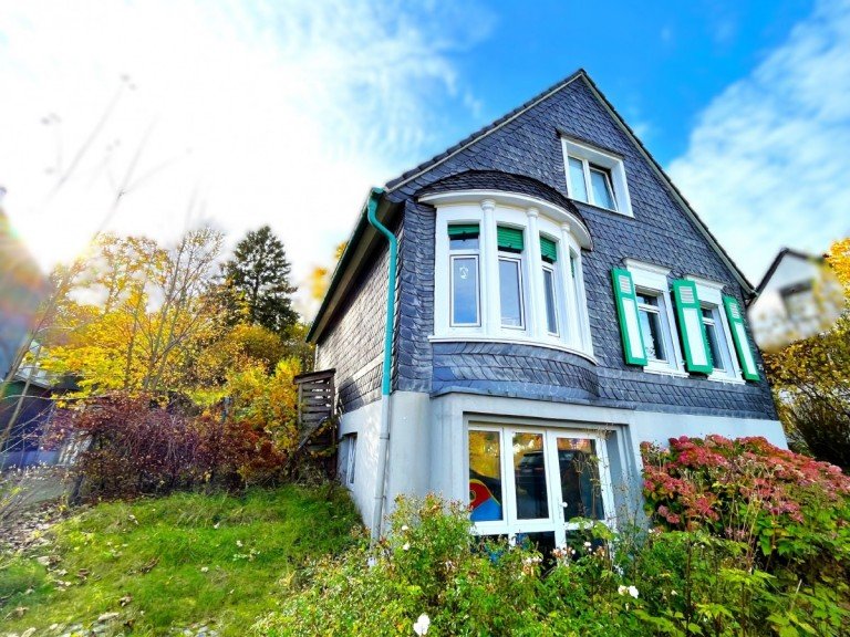Frontansicht mit PKW-Stellplatz Wuppertal - Ronsdorf Einfamilienhaus Hammesberg - idyllisches Einfamilienhaus mit besten Aussichten und Wintergarten-Wow-Effekt