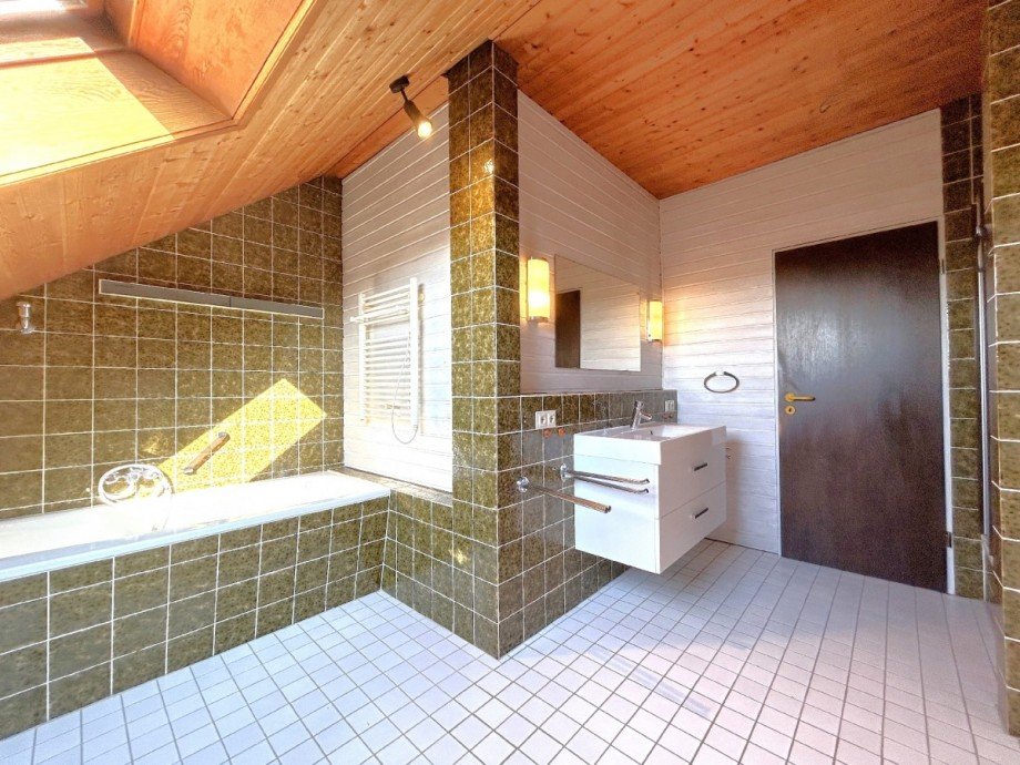 Dusch- und Wannenbad DG Doppelhaush�lfte Hattingen