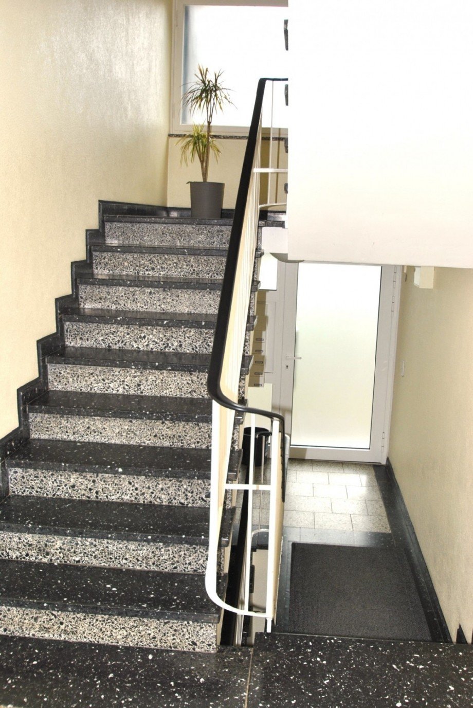 Treppenhaus mit Eingang Etagenwohnung Heiligenhaus