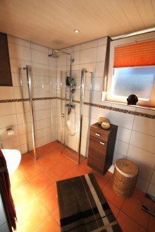 XL-Dusche mit gro�em, bodengleichem Zugang Multitalent in Waldrandlage Wuppertal-Laaken/Eschensiepen, EFH im Bungalowstil mit Einliegerwohnung