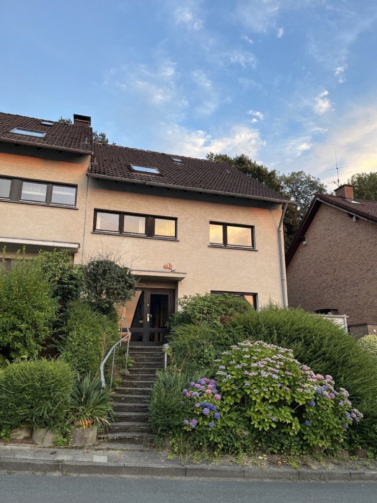 Hausansicht Hattingen - S�dstadt Doppelhaush�lfte Attraktives Raumwunder in Waldrandlage �ber den D�chern der Hattinger S�dstadt!