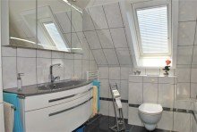 Tageslichtbad Bitte sehr: Eigentumswohnung in Hattingen mit Balkon, Terrasse und Garten, Garage und Kamin!