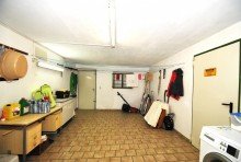 Ein Blick in den Keller Attraktives Raumwunder mit Balkon, Dachterrasse und Garten