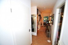 Korridor mit G�ste-WC links M�bel rein und leben! Idyllisches Reiheneckhaus in Stadtrandlage - modern, wertig, zeitgem��.
