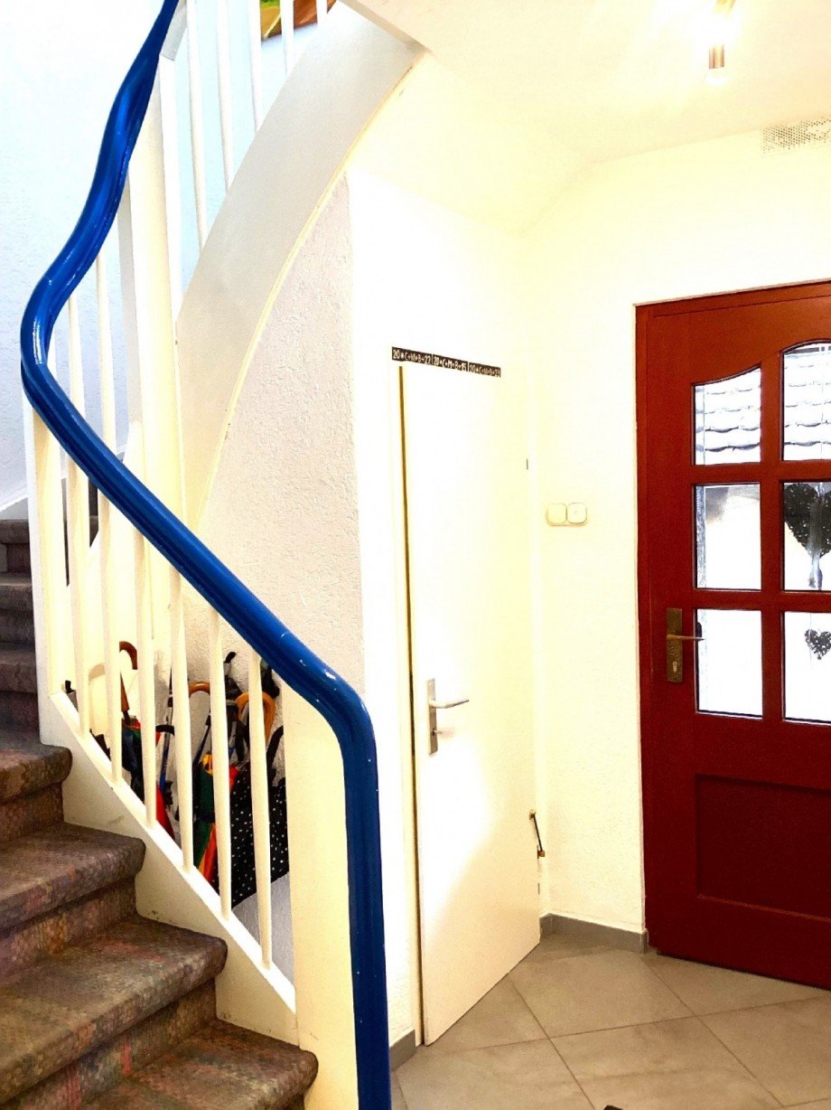 Hauseingang mit Treppenaufgang Mehrfamilienhaus Bochum