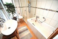 Badezimmer mit franz�sischem Balkon M�bel rein und leben! Idyllisches Reiheneckhaus in Stadtrandlage - modern, wertig, zeitgem��.