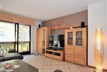 Wohnzimmer mit Schrankseite Bitte sehr: Eigentumswohnung in Hattingen mit Balkon, Terrasse und Garten, Garage und Kamin!