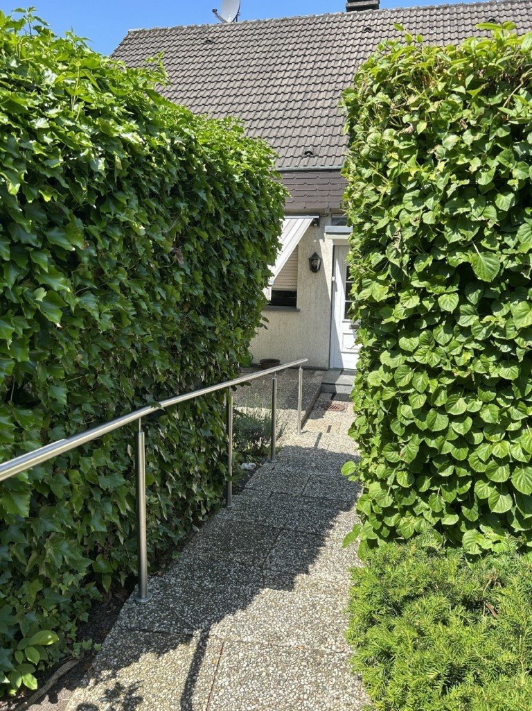 Hausansicht mit Zuwegung Hattingen - S�dstadt Zweifamilienhaus Alles im Blick - Vielseitiger und stattlicher Allesk�nner in gefragter Hochlage des Hattinger S�dens