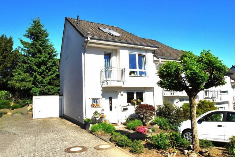 Hausansicht mit PKW-Einzelgarage Wuppertal - Heckinghausen Reiheneckhaus M�bel rein und leben! Idyllisches Reiheneckhaus in Stadtrandlage - modern, wertig, zeitgem��.
