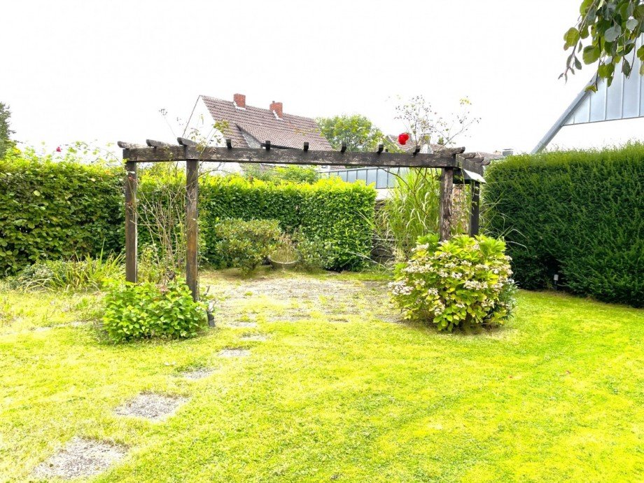 Lauschiges Gartengef�hl mit Pergola Zweifamilienhaus Kamen