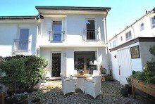R�ckansicht mit PKW-Garage M�bel rein und leben! Idyllisches Reiheneckhaus in Stadtrandlage - modern, wertig, zeitgem��.