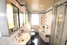 Tageslichtbad mit Wanne... Gernegro� mit Wow-Effekt! Wandlungsf�higes Zwei- bis Dreifamilien-Wohlf�hlhaus in Bochum-Hiltrop
