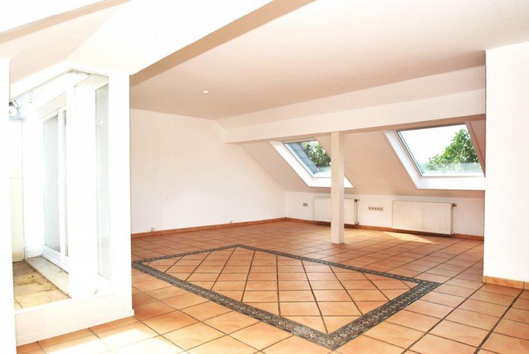 XL-Wohn-/ Esszimmer Hattingen - Innenstadt Dachgeschosswohnung �ber den D�chern von Hattingen mit Dachterrasse und besten Aussichten. Die XL-Wohnung zum xs-Preis!