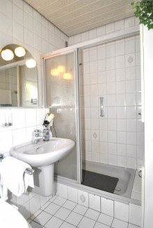 Duschbad EG Willkommen im S�dstadt-Garten! Teilvermietetes Dreifamilienhaus in begehrter Lage