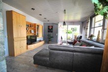 Wohnbereich mit Blick zur Terrasse Multitalent in Waldrandlage Wuppertal-Laaken/Eschensiepen, EFH im Bungalowstil mit Einliegerwohnung