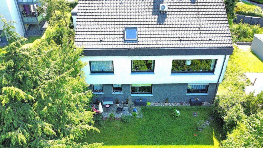 Gartenseite im Anflug Zweifamilienhaus Hattingen