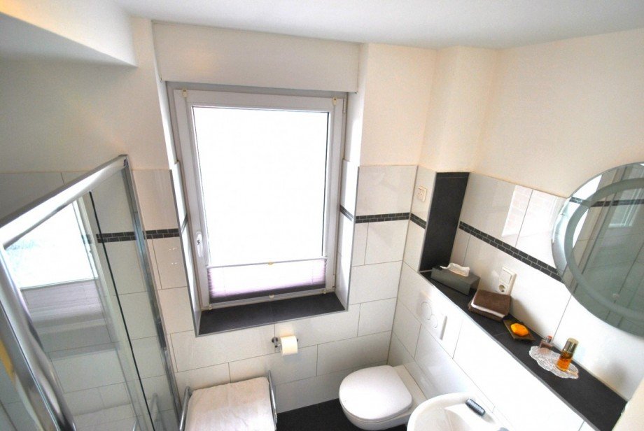 Modernes Tageslichtbad mit Dusche Erdgeschosswohnung Hattingen