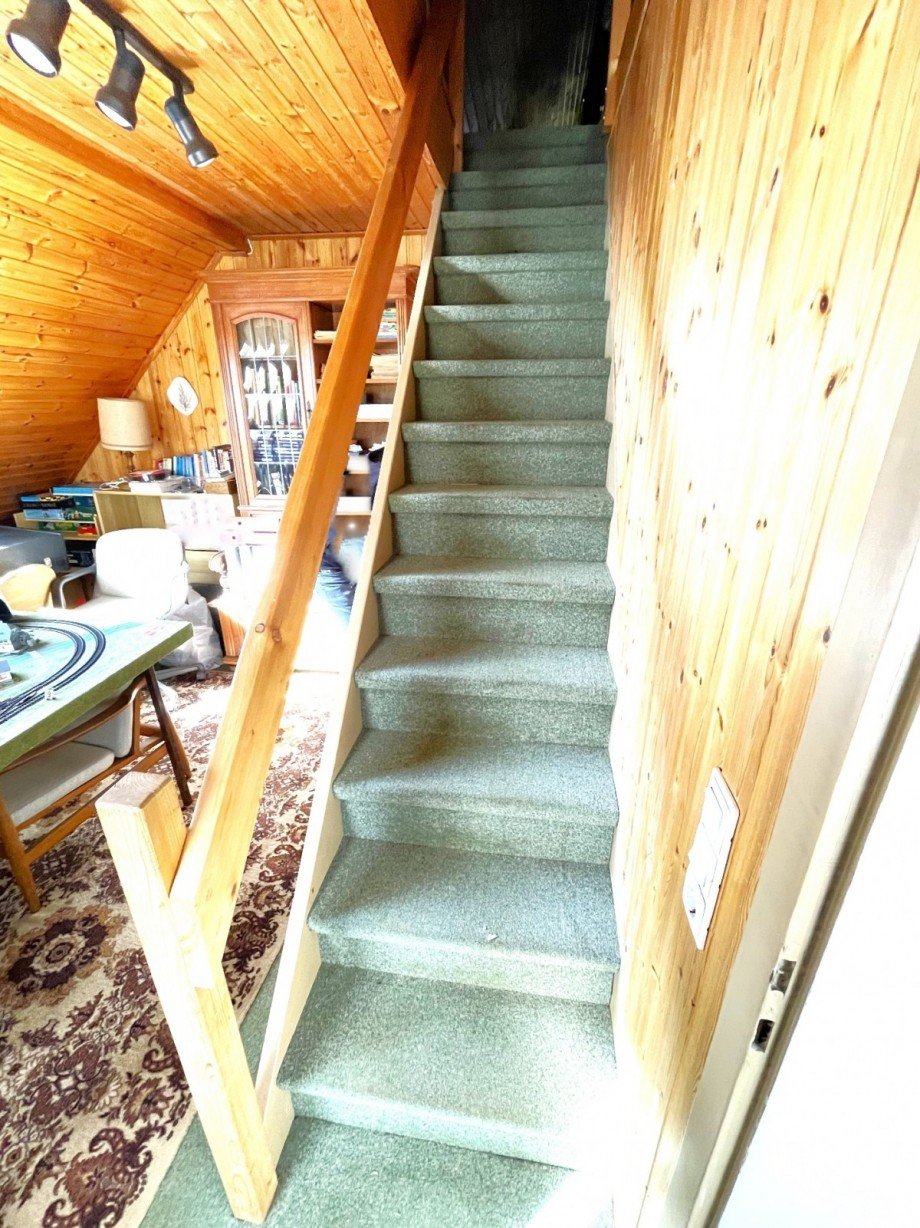 Hobbyraum mit Spitzbodentreppe Zweifamilienhaus Kamen