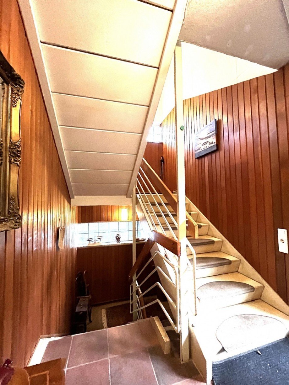 Treppenhaus zum Obergeschoss Zweifamilienhaus Wuppertal