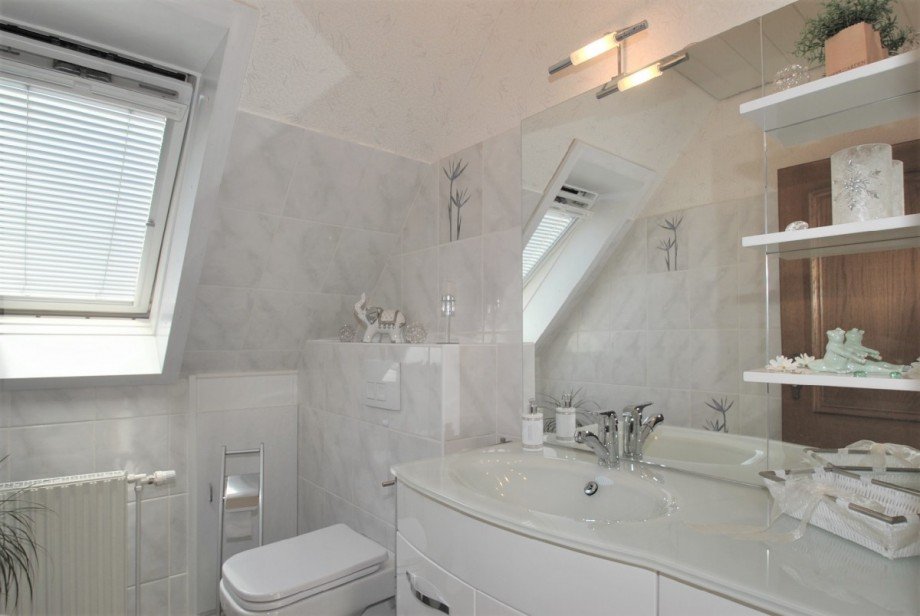 Modern, hell und gro� - das G�ste-WC Dachgeschosswohnung Hattingen