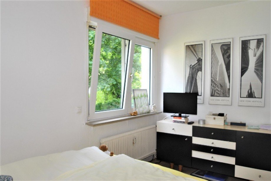 Schlafzimmer mit TV und Blick ins Gr�ne Erdgeschosswohnung Hattingen