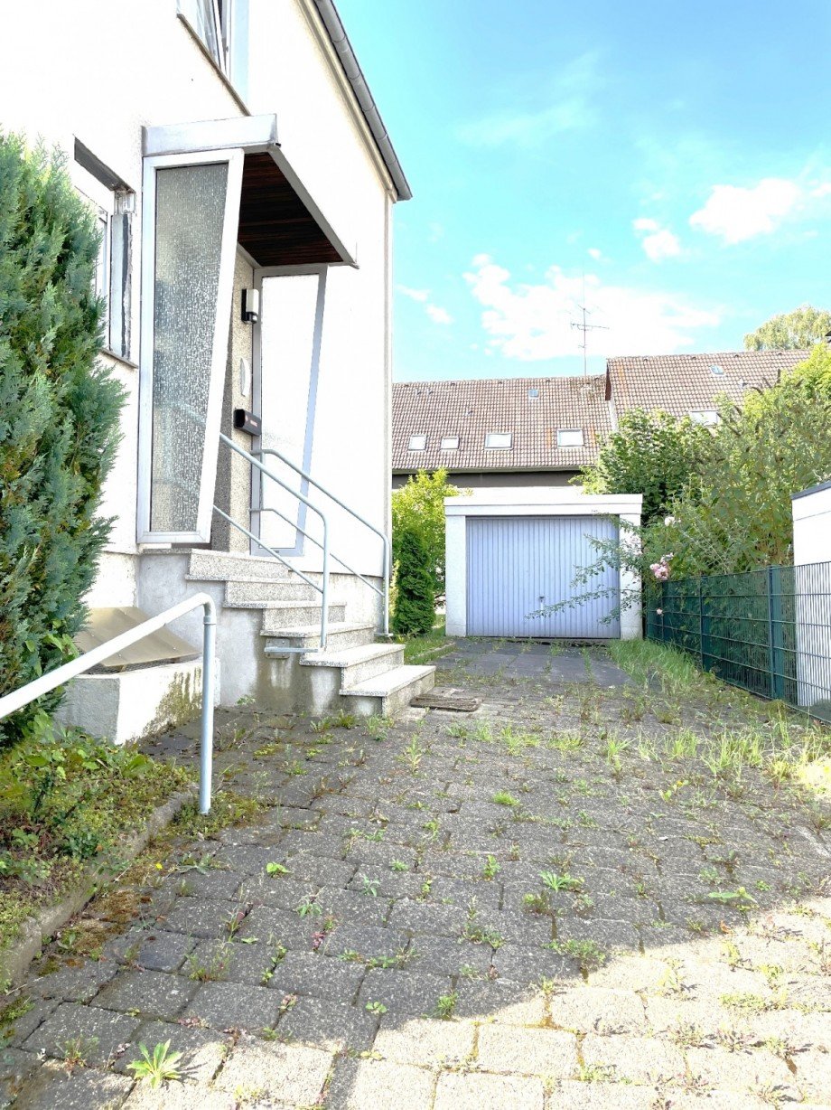 Hauseingang mit Garagenzufahrt Zweifamilienhaus Hattingen