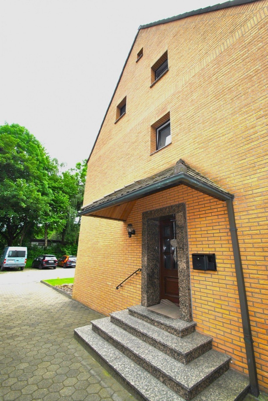 ...mit Hauseingang Mehrfamilienhaus Bochum