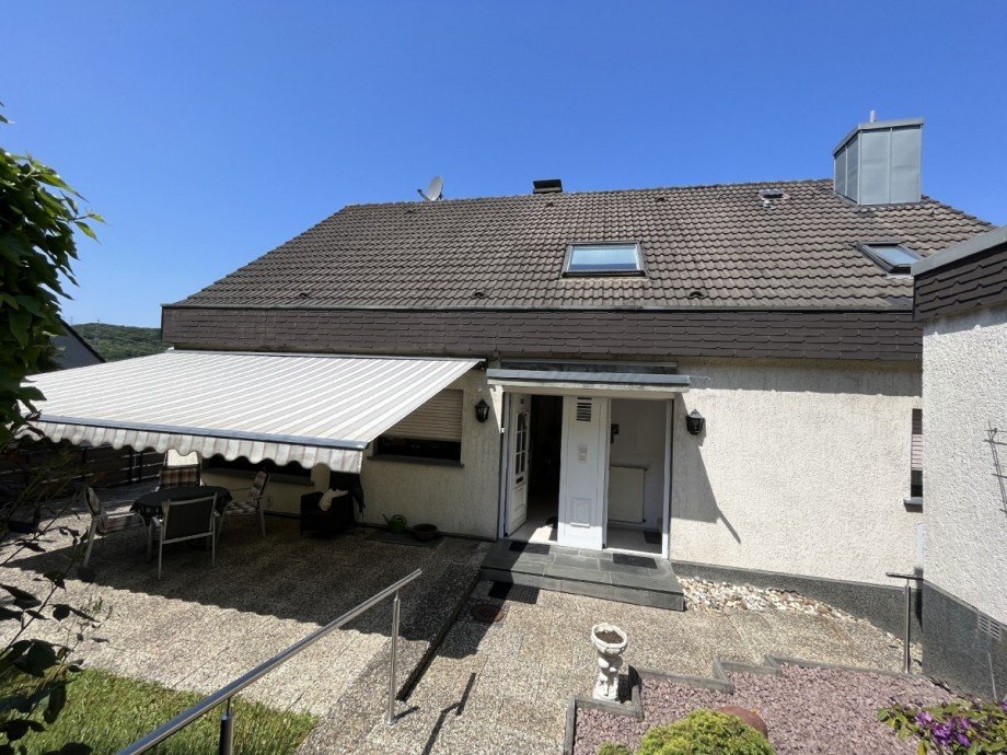 Hausansicht mit Terrasse Zweifamilienhaus Hattingen