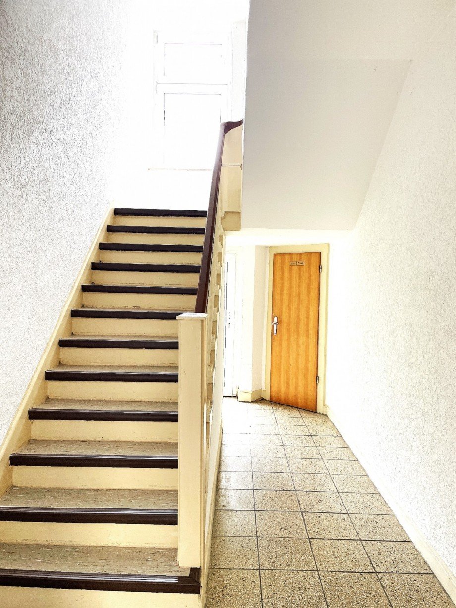 Treppenhaus Aufgang und Gartenausgang Mehrfamilienhaus Bochum