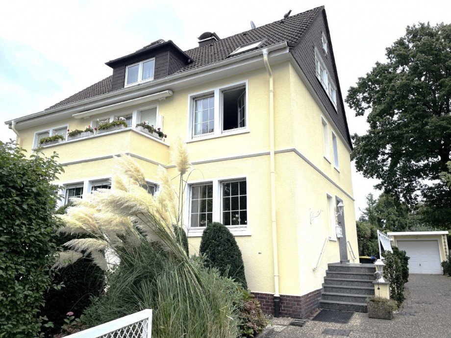 Seitlicher Blick mit Garagenzufahrt Zweifamilienhaus Kamen