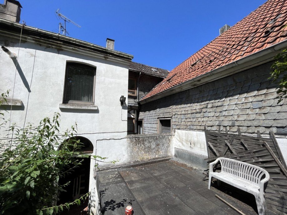 R�ckansicht mit Nebengeb�ude Mehrfamilienhaus Hattingen
