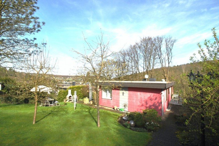 Sommer, Sonne, Haus und Garten Wuppertal - Laaken Einfamilienhaus Multitalent in Waldrandlage Wuppertal-Laaken/Eschensiepen, EFH im Bungalowstil mit Einliegerwohnung