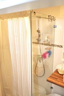 ... und Walk-in-Dusche. Weitblick mit besten Aussichten im attraktiven Heiligenhaus-Unterilp!