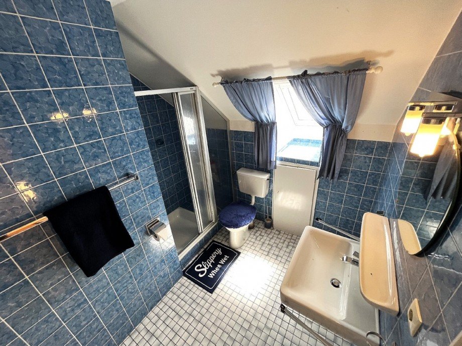Badezimmer im Dachgeschoss Zweifamilienhaus Hattingen
