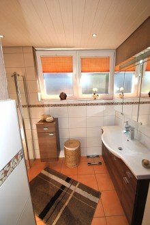 Modernes Tageslichtbad Multitalent in Waldrandlage Wuppertal-Laaken/Eschensiepen, EFH im Bungalowstil mit Einliegerwohnung
