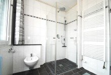 ...mit Dusche und Bidet Attraktives Raumwunder mit Balkon, Dachterrasse und Garten