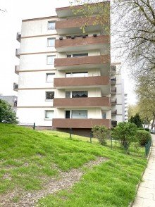 Seitliche Hausansicht Beste Aussichten - vermietete Wohnung mit XL-Balkon und PKW-Stellplatz