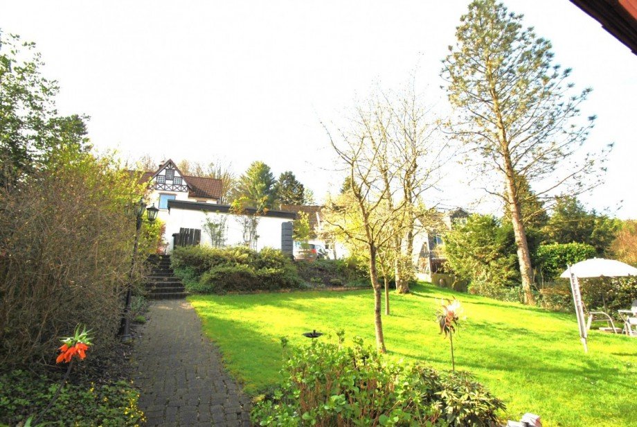 Grundst�ck mit Weg zum Haus Einfamilienhaus Wuppertal