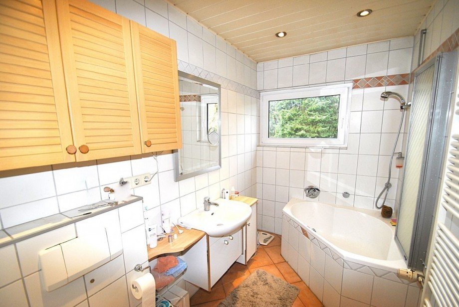 Tageslicht-Wannenbad im OG Zweifamilienhaus Wuppertal