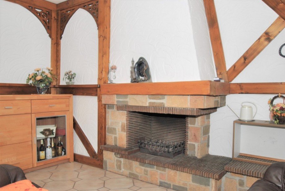 Kamin mit Sitzgelegenheit und Holzfach Dachgeschosswohnung Hattingen