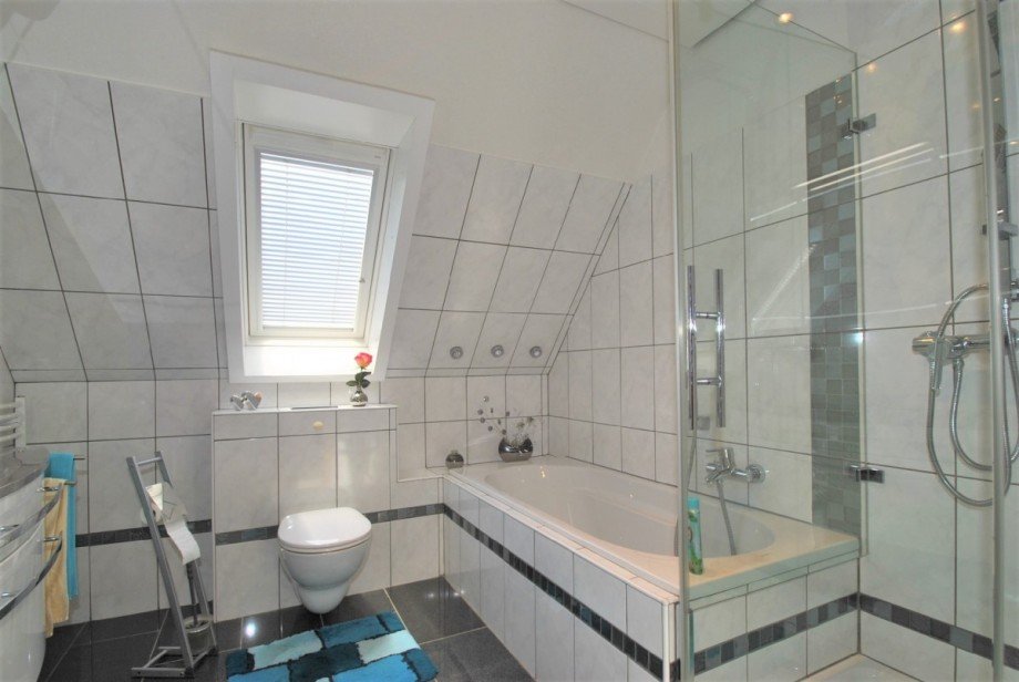 Wanne und Dusche Dachgeschosswohnung Hattingen